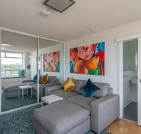 Bright Studio with Amazing City Views - Accommodation Main Beach