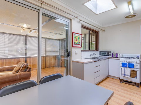 Bright, Neat & Convenient House - Accommodation Main Beach 1