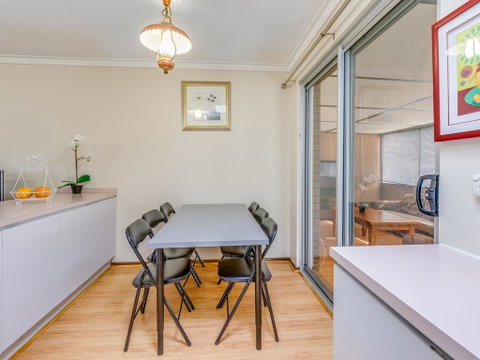 Bright, Neat & Convenient House - Accommodation Main Beach 2