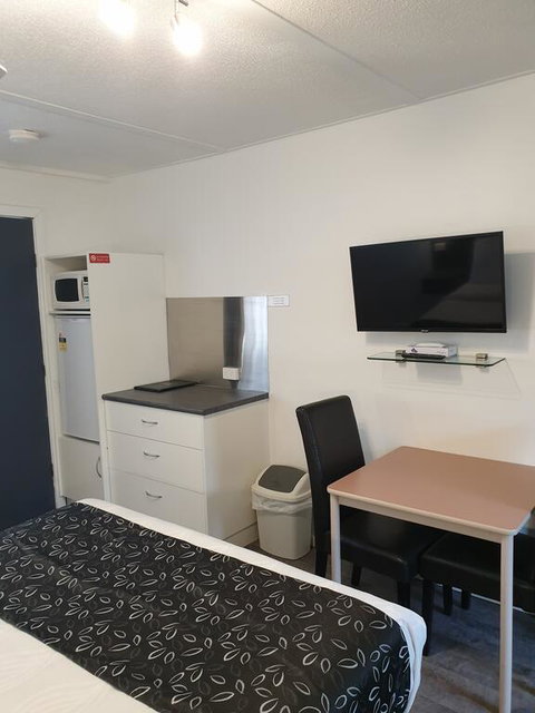 Budget On The Lake - Accommodation Main Beach 2