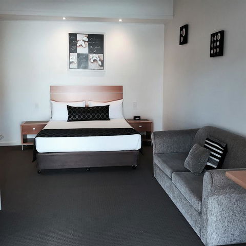 Burkes Hotel Motel - Accommodation Main Beach 3