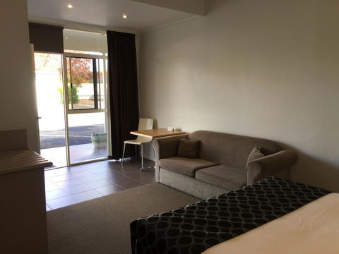 Burkes Hotel Motel - Accommodation Main Beach 2