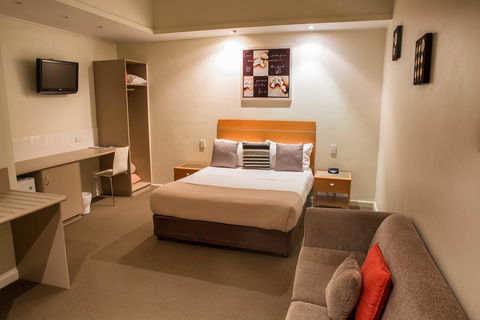 Burkes Hotel Motel - Accommodation Main Beach 0