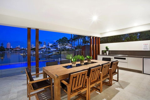 C'est La Vie - Accommodation Main Beach 2