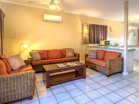 Cable Beachside Villas - Accommodation Main Beach 2