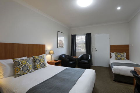 Cadman Motor Inn And Apartments - Accommodation Main Beach 0