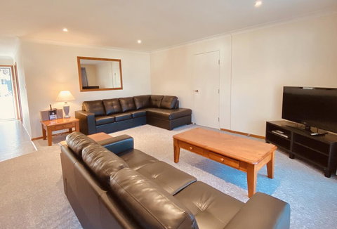 Cam Way Estate - Accommodation Main Beach 1