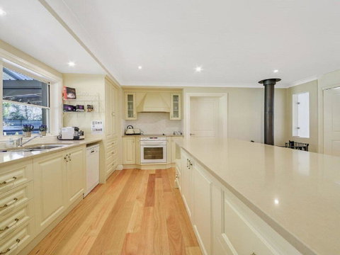 Camelot - Superbly Proportioned And Ideally Located - Accommodation Main Beach 3