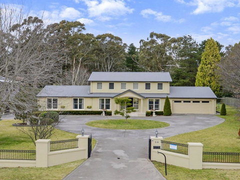 Camelot - Superbly Proportioned And Ideally Located - Accommodation Main Beach 0