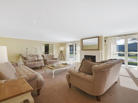 Camelot - Superbly Proportioned And Ideally Located - Accommodation Main Beach 2