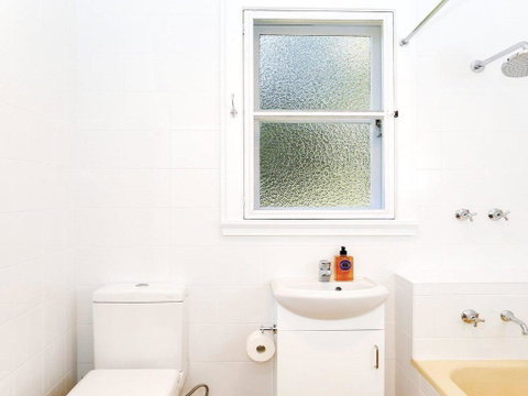 Canary Cottage - Fresh, Clean, Simple & Comfortable - Accommodation Main Beach 3