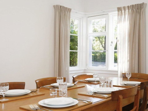 Canary Cottage - Fresh, Clean, Simple & Comfortable - Accommodation Main Beach 1