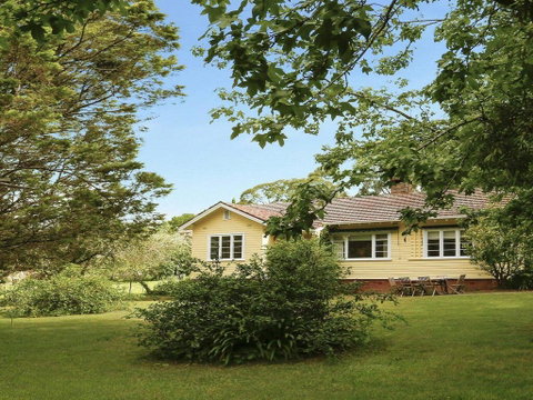 Canary Cottage - Fresh, Clean, Simple & Comfortable - Accommodation Main Beach 0