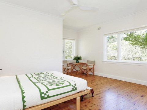 Canary Cottage - Fresh, Clean, Simple & Comfortable - Accommodation Main Beach 2