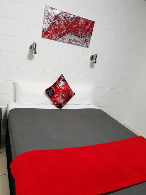 Capricorn Hotel - Accommodation Main Beach 1