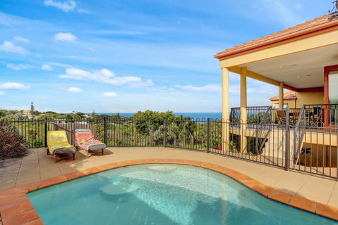 Captain's Retreat - Accommodation Main Beach 1