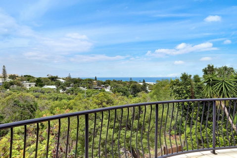 Captain's Retreat - Accommodation Main Beach 2