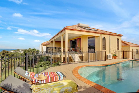Captain's Retreat - Accommodation Main Beach 3