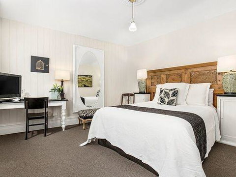 Captains Retreat Apartments And Cottages - Accommodation Main Beach 2