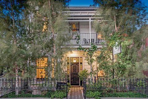 Captains Retreat Apartments And Cottages - Accommodation Main Beach 0