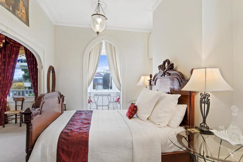 Captains Retreat Apartments And Cottages - Accommodation Main Beach 1