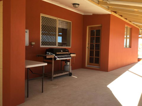 Caretakers Cottage Budget Accommodation - Accommodation Main Beach 0