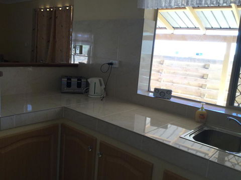 Caretakers Cottage Budget Accommodation - Accommodation Main Beach 3