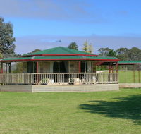 Carolynnes Cottages - Accommodation Main Beach
