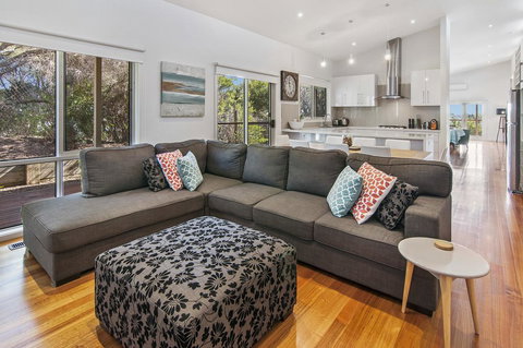 Carramar Views - Accommodation Main Beach 3