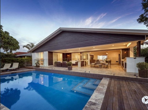Casa Royale - Accommodation Main Beach 0