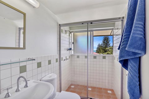 Cascades - Accommodation Main Beach 3