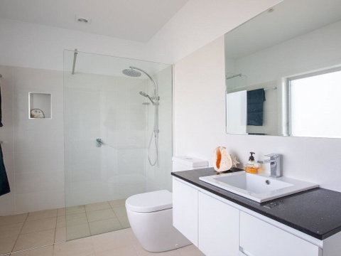 Catalina - Brand New House - Accommodation Main Beach 1