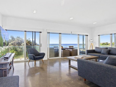 Catalina - Brand New House - Accommodation Main Beach 2