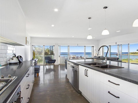 Catalina - Brand New House - Accommodation Main Beach 3