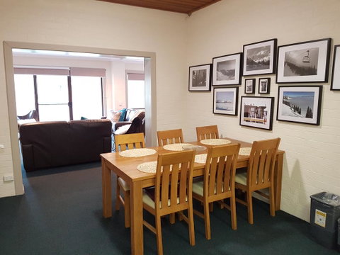 Cedarwood Apartments - Accommodation Main Beach 0