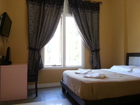 Central Private Hotel - Accommodation Main Beach 1