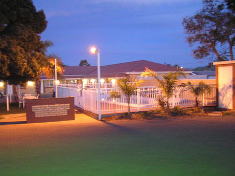 Charles Rasp Motor Inn & Cottages - Accommodation Main Beach 0