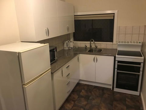 Charles Rasp Motor Inn & Cottages - Accommodation Main Beach 1