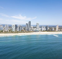 CHELSEA BY THE SEA - 2 BED APART - WALK TO BEACH - Accommodation Main Beach