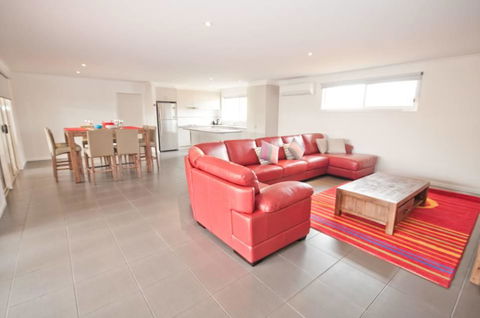 Chevallier - Accommodation Main Beach 2