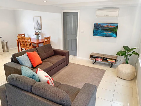 City Center - Modern 2-Bedroom Apartment - Accommodation Main Beach 0