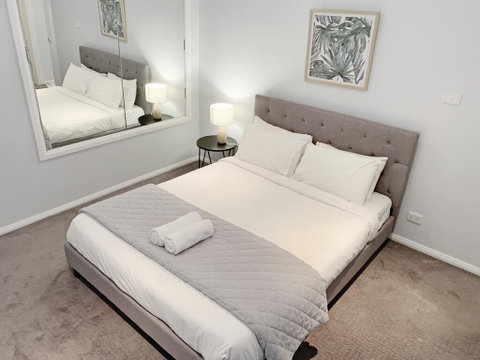 City Center - Modern 2-Bedroom Apartment - Accommodation Main Beach 1