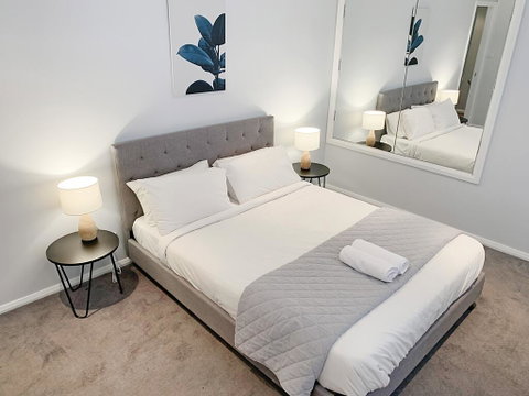 City Center - Modern 2-Bedroom Apartment - Accommodation Main Beach 2