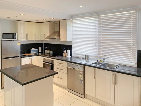 City Center - Modern 2-Bedroom Apartment - Accommodation Main Beach 3