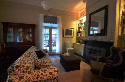 Clement House - Accommodation Main Beach 1