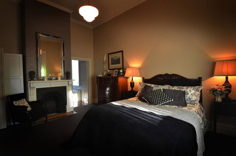 Clement House - Accommodation Main Beach 2