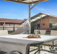 Cleveland Place - walk to beach and shops - Accommodation Main Beach