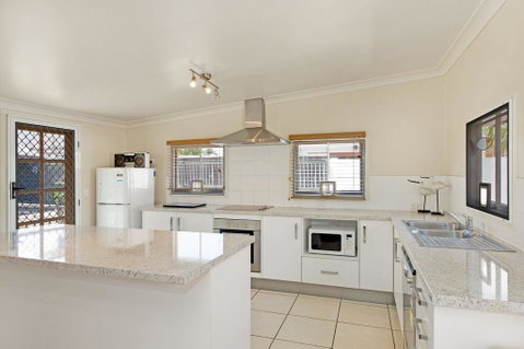 Close To Water, Restaurants And Clubs, Toorbul St, Bongaree - Accommodation Main Beach 1