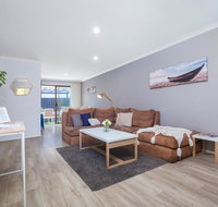 Coastal convenience Walk to the shops  cafes... - Accommodation Main Beach