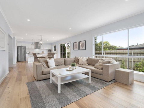 Coastal Luxury Retreat - Accommodation Main Beach 1